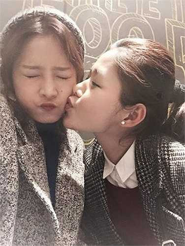 Hiện tại, chị gái Chi Pu đang ở Hà Nội trong khi cô đang ở thành phố Hồ Chí Minh để tập trung cho sự nghiệp. Tuy nhiên, hai chị em vẫn rất thân thiết với nhau và chị gái Chi Pu vẫn luôn ủng hộ mọi hoạt động nghệ thuật của em gái.