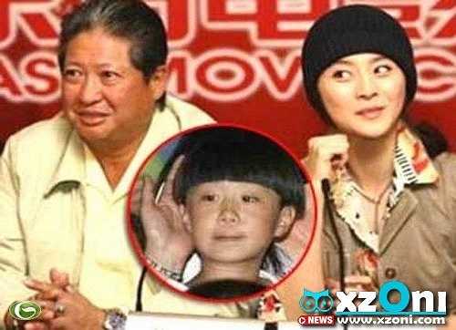 Sinh con với cha nuôi: Khi mới tạo dựng được chút ít tên tuổi trong làng giải trí Hoa ngữ, Phạm Băng Băng đã vướng phải tin đồn có con riêng. Đứa trẻ được đặt tên là Phạm Thừa Thừa. Cha của đứa trẻ được cho là ngôi sao gạo cội Hồng Kim Bảo - người mà Phạm Băng Băng nhận là cha nuôi.