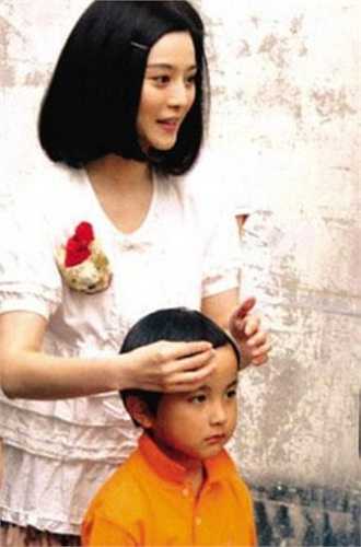 Người đại diện của Phạm Băng Băng đã lên tiếng phủ nhận thông tin trên và cho hay Phạm Thừa Thừa là em trai của cô: 'Khi sinh Thừa Thừa, mẹ Phạm Băng Băng đã 46 tuổi. Nhiều người có thể không tin nhưng đó là sự thật, nếu Phạm Băng Băng hoạt động kín lịch trong giai đoạn năm 2000 thì không thể có chuyện cô ấy ở ẩn để sinh con. Đây hoàn toàn là một tin bịa đặt'.