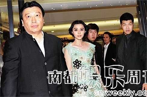 Mục Hiểu Đồng vốn là một đại gia người Đài Loan. Chính ông đã đưa Phạm Băng Băng ra khỏi công ty Hoa Nghị và giúp cô thành lập công ty sản xuất điện ảnh riêng. Với thế mạnh về tài chính, Mục Hiểu Đồng đã giúp Phạm Băng Băng trở thành ngôi sao giải trí hàng đầu của Trung Quốc.