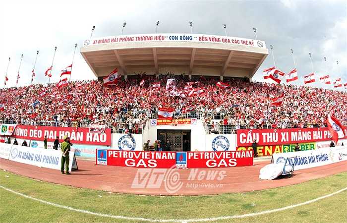 Người đất cảng lấp đầy Lạch Tray vì SHB Đà Nẵng lúc đó đang là đương kim vô địch là một lẽ. (Ảnh: Quang Minh)