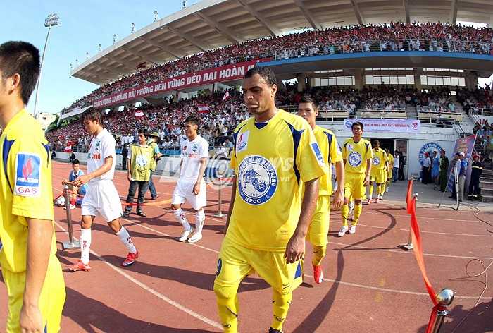 Rút cuộc Denilson cũng ra sân. (Ảnh: Quang Minh)