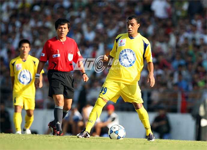 Nhưng trên sân là một siêu sao giờ chỉ còn chơi bóng bằng 1 chân. Anh luôn cố gắng tránh va chạm. (Ảnh: Quang Minh)