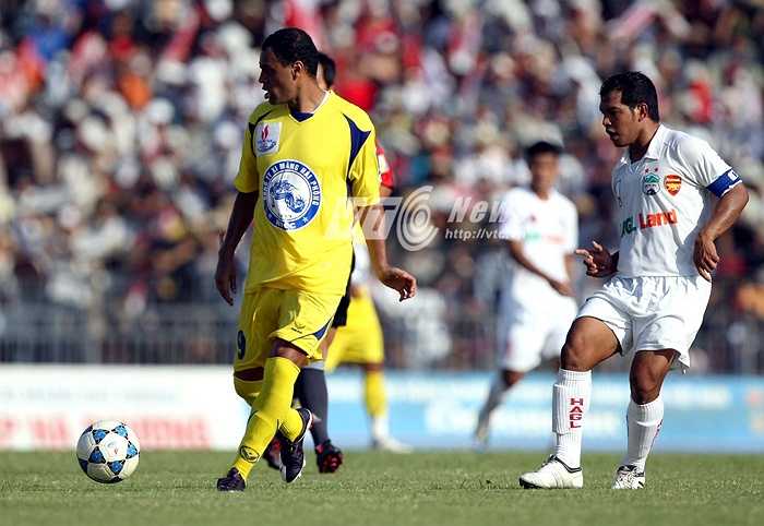 Bóng tới chân là cố gắng chuyền nhanh, chuyền xa. (Ảnh: Quang Minh)