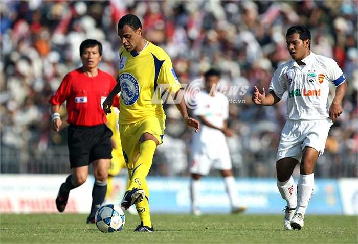 Những ý tưởng của Denilson vẫn là khác biệt so với phần còn lại, nhưng khi thực hiện, nó đã có độ gượng bởi Denilson không còn đủ thể lực, sức mạnh và độ nhanh nhẹn như ở thời đỉnh cao. (Ảnh: Quang Minh)