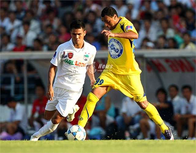 Rất may, Denilson đã ghi bàn, một pha sút phạt không cần nhiều đà. (Ảnh: Quang Minh)