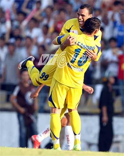 Bàn thắng khiến người ta quên đi những hạn chế của Denilson trước đó. (Ảnh: Quang Minh)