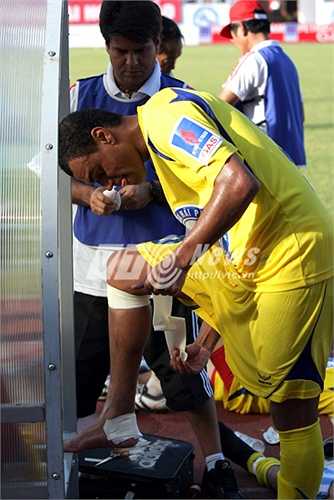 Denilson rời sân ở hiệp 2 và rồi không bao giờ đạp cỏ V-League một lần nữa. (Ảnh: Quang Minh)