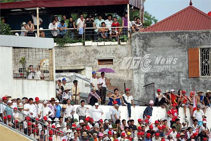 Lẽ khác, Lạch Tray suýt vỡ vì Denilson - ngôi sao từng vô địch World Cup về khoác áo Hải Phòng. Họ chờ tiền đạo người Brazil ra mắt. (Ảnh: Quang Minh)