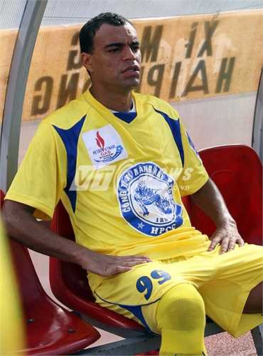 Người ta ngớ người nhận ra, siêu sao một thời giờ chỉ còn là một 'thương binh'. (Ảnh: Quang Minh)