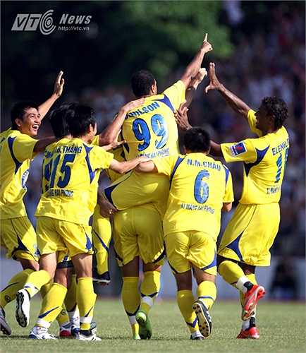 Chiều nay Lạch Tray lại có hội khi Hải Phòng tiếp dàn sao trẻ HAGL. Sức nóng chẳng kém Denilson ngày trước, nhưng chắc chắn không ai muốn đi xem cầu thủ bị 'tập tễnh'. (Hà Thành - Ảnh: Quang Minh)