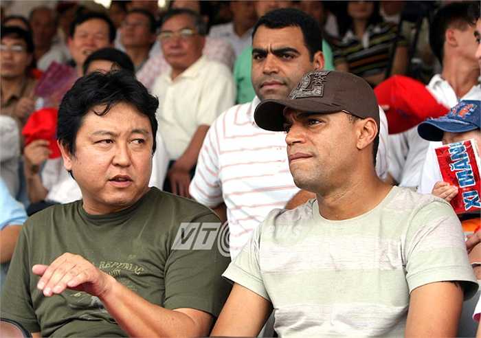 Thế nhưng Denilson ra mắt trên... khán đài. (Ảnh: Quang Minh)