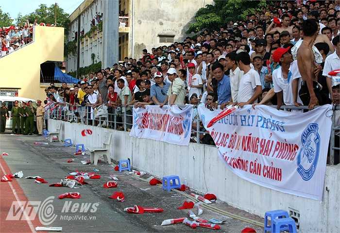 CĐV trút giận xuống sân. (Ảnh: Quang Minh)