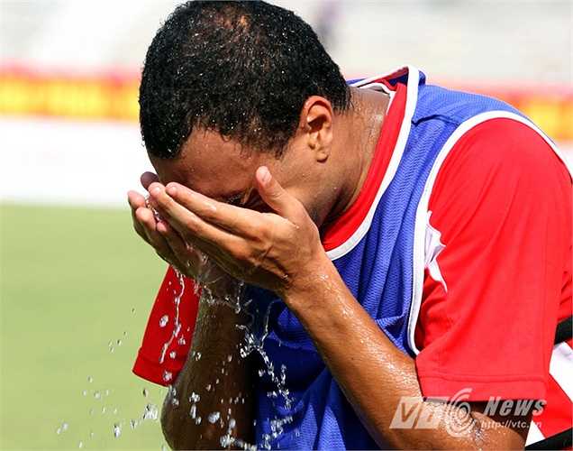 Phải đến vòng 17 mùa giải này, khi Hải Phòng tiếp HAGL, Denilson mới bước ra khởi động. Đập vào mắt nhiều người là hình ảnh cựu tiền đạo Real Betis nhăn mặt vì nắng nóng. (Ảnh: Quang Minh)