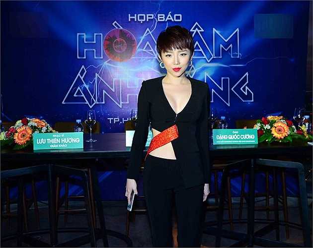Tuy nhiên chiếc áo cô mặc có những nét thiết kế cut out táo bạo tạo điểm nhấn