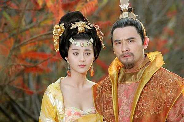 Mặc dù Đường Minh Hoàng (Triệu Văn Tuyên đóng) là một vị vua anh minh, nhưng từ khi có Dương Quý Phi, ông bỏ bê triều chính, dẫn đến việc dung túng cho Dương Quốc Trung (anh trai của Dương Quý Phi) tác oai tác quái trong triều. 