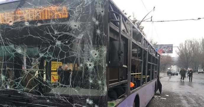 Xe bus vỡ vụn kính sau vụ nổ