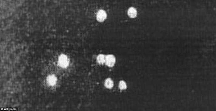 Kenneth Arnold, một người dân Mỹ, cho hay anh trông thấy 9 UFO trên đỉnh Rainier vào 24/6/1947. Hiện tượng tương tự cũng xảy ra tại Tulsa, bang Oklahoma gần một tháng sau đó. 