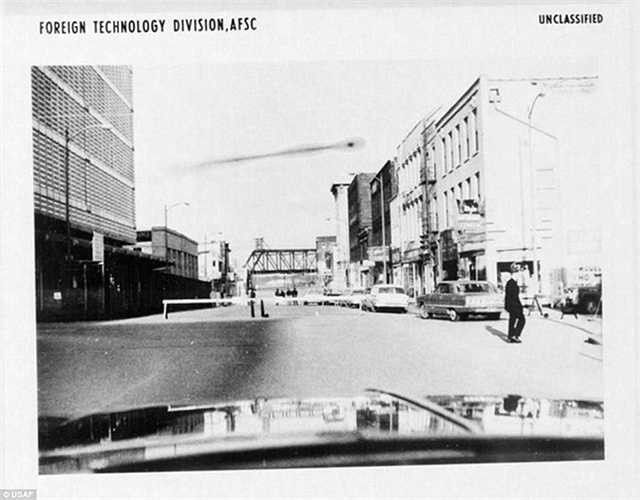 Cảnh tượng trong ảnh xảy ra vào ngày 5/4/1965 tại Omaha, bang Nebraska. Không quân Mỹ không tiếp nhận thêm thông tin bổ sung về bức ảnh. Sách Xanh mà Washington công bố gồm 12.618 báo cáo về việc phát hiện UFO, bao gồm 701 trường hợp các chuyên gia chưa thể giải thích.