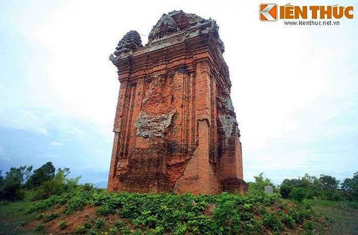 Không như một số cụm tháp Chăm khác, tháp Thủ Thiện chỉ còn lưu giữ được một ngôi tháp. Tháp mang kiến trúc điển hình của đền tháp Chăm với thân vuông, có 1 cửa chính và 3 cửa giả, đỉnh tháp có nhiều tầng...