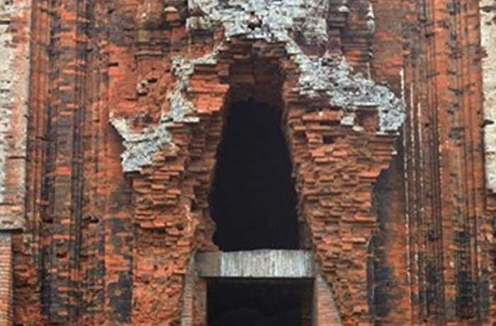 Trên các mặt tường phía ngoài của thân và các tầng tháp được tô điểm bằng các hình tháp nhỏ, đầu cùng các cột ốp góc tường có những hình điêu khắc đá nhô ra. Nhìn chung, tháp Thủ Thiện chỉ còn lưu giữ lại được khá ít các họa tiết trang trí.