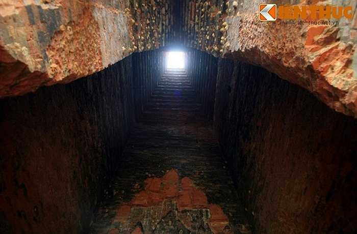 Dù có kiến trúc không nổi bật so với nhiều tháp Chăm khác ở Bình Định, nhưng tháp Thủ Thiện lại được người dân trong vùng biết đến với câu chuyện lạ lùng xảy ra năm 1985. 