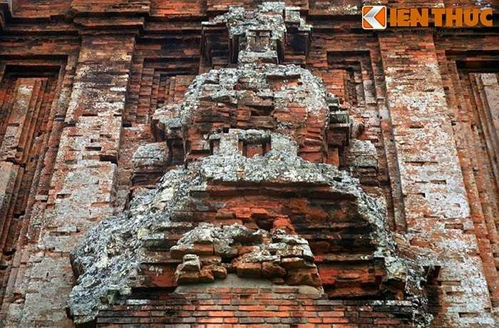 Trước năm 1985, trên đỉnh tháp Thủ Thiện có một cây đa cổ thụ to lớn xum xuê, phủ bóng lên cả tòa tháp. Không ai dám chặt cây đa này, một phần vì cho rằng cả tháp và cây đều đã trở thành linh thiêng, phần khác là vì cây đã bám rễ sâu vào tháp, loại bỏ cây sẽ làm hỏng tháp. 