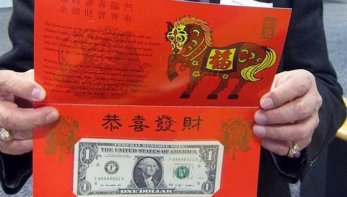 Điểm độc đáo khiến tờ tiền gây 'sốt' là lời chúcTết in trên bao bì đựng tờ tiền và hình dê biểu trưng của năm 2015 được mạ vàng. Hiện tại, tờ 1 USD có giá dao động 500.000 - 600.000 đồng/tờ. 