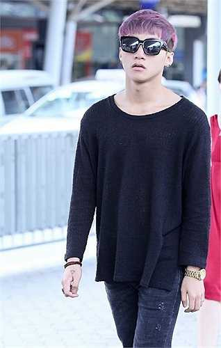 Sơn Tùng bị công ty quản lý cũ đưa ra tòa: Là hiện tượng âm nhạc của năm 2014 với nhiều ca khúc được yêu mến, nhưng Sơn Tùng lại nhanh chóng trở thành tiêu điểm của những lùm xùm xoay quanh nghi án đạo nhạc, bùng show. Giữa bão scandal, nhạc sĩ Huy Tuấn cũng quyết định ngừng cộng tác với nam ca sĩ 9X vào cuối tháng 10/2014.