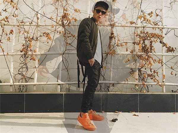 Ngày 8/11/2014, nam ca sĩ gốc Thái Bình đối mặt với việc bị công ty quản lý cấm diễn trong 6 tháng, từ ngày 1/11/2014 đến 30/4/2015 vì vi phạm hợp đồng. Nam ca sĩ trẻ tố ngược lại công ty quản lý cũ đã bóc lột sức lao động của anh và tuyên bố đã không còn là ca sĩ độc quyền của công ty Văn Production kể từ ngày 2/11/2014.