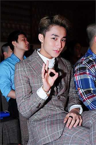 Sau hơn 2 tháng, kể từ khi Văn Productin tuyên bố lệnh cấm biểu diễn, giọng ca người Thái Bình vẫn nhận show và biểu diễn đều đặn trong các show quảng cáo lẫn truyền hình trực tiếp. Điều này khiến công ty cũ buộc phải nhờ tới sự can thiệp của pháp luật. 