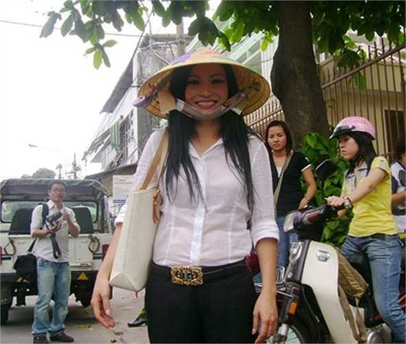 Phương Thanh kiện hot blogger Cô Gái Đồ Long: Giọng ca Giã từ dĩ vãng từng làm đơn lên Tòa án nhân dân quận Bình Thạnh, TP HCM để kiện hot blogger Cô Gái Đồ Long vì những phát ngôn trên trang cá nhân xoay quanh liveshow Mưa của Phương Thanh được tổ chức vào năm 2007.