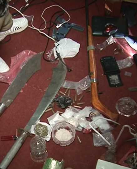 Trùm ma túy thủ súng và lựu đạn, gắn camera khắp nhà