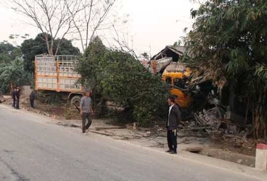Xe tải cán chết người, đâm sập nhà dân ven quốc lộ