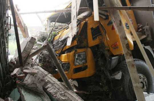 Xe tải cán chết người, đâm sập nhà dân ven quốc lộ