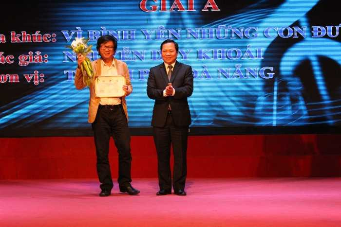Đồng chí Nguyễn Phi Long trao giải A cho Nhạc sỹ Nguyễn Duy Khoái.