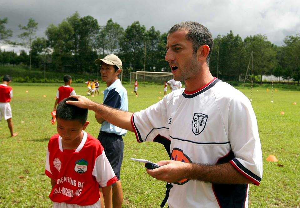 Chuyên môn của thầy Giôm chỉ đang dừng ở mức 'gõ đầu trẻ' (ảnh: Quang Minh)