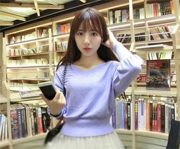 Hoa khôi Bạch Nhã Mộc là sinh viên đang theo học tại Khoa Văn học và Truyền thông, đại học Trung Nam, Trung Quốc. Ở cô toát lên vẻ đẹp thuần khiết, trẻ trung tràn đầy sức sống của một cô gái 9X.