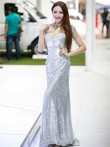 Tới nay, cô gái trẻ xinh đẹp này đã trở thành một hot girl đình đám mà rất nhiều bạn trẻ Trung Quốc hâm mộ.