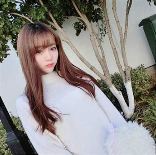 Với thân hình mảnh mai, khuôn mặt xinh đẹp, làn da trắng hồng, đôi mắt to long lanh, làn môi anh đào và phong cách thời trang nữ tính, cô nàng đã chiếm trọn cảm tình của mọi người. 