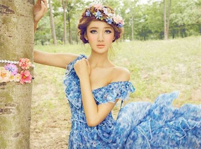 Vương Hy Nhiên (tên tiếng Anh là Crystal) sinh ngày 20 tháng 8 năm 1991 sinh ra tại Liêu Ninh, Đại Liên, Trung Quốc. 