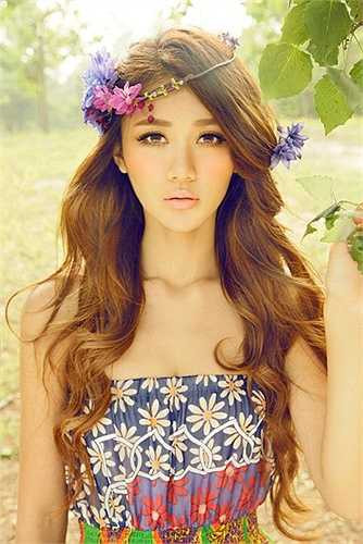 Cô từng giành vương miện quán quân trong cuộc thi Hoa hậu Đại Liên lần thứ 59 và hiện đang là hoa khôi của học viện sân khấu kịch trung ương.