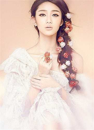 Dù đang còn là sinh viên, nhưng Vương Hy Nhiên cũng là một trong những người mẫu ảnh sáng giá tại Trung Quốc, là gương mặt quen thuộc trên trang bìa của nhiều tờ báo, tạp chí nổi tiếng. 