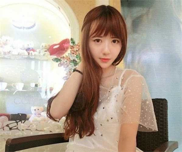 Bạch Nhã Mộc theo chủ nghĩa bảo vệ động vật. Cô chẳng ngại gần gũi những vật nuôi dù chúng có hình thức như thế nào.