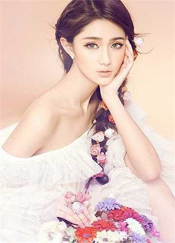 Ngoài ra, cô từng đóng một số vai nhỏ trong các bộ phim truyền hình, và đang có tham vọng lấn sân sang sân khấu ca nhạc. 