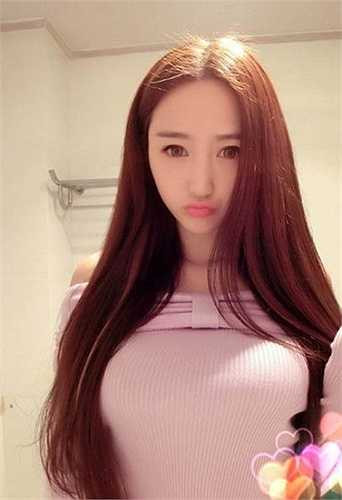 Cuộc thi thu hút đông đảo những thiếu nữ xinh đẹp và sự quan tâm của báo giới thời gian đó. 