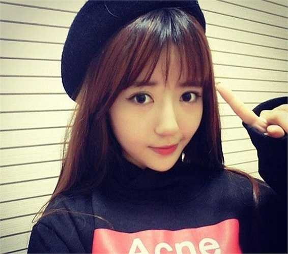 Cô được bạn bè ngưỡng mộ về tài năng và nhan sắc của mình.