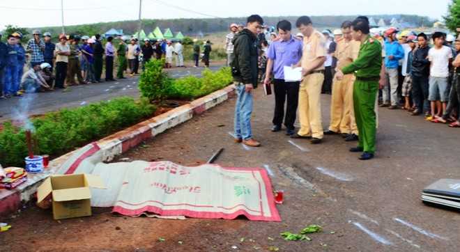 Em bất lực nhìn anh trai bị ôtô tông văng xa 5 mét