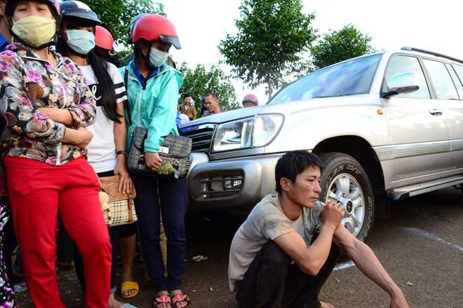 Em bất lực nhìn anh trai bị ôtô tông văng xa 5 mét