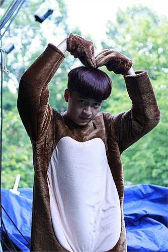 Ngô Kiến Huy luôn để lại cho những người xung quanh những tiếng cười và sự hài lòng bởi nét duyên tự nhiên bộc phát trong con người anh, năng lượng lạc quan ấy lại trở thành một nét đặc trưng cho Chàng trai năm ấy, một loại dung môi để chan hòa giữa khối vui vẻ và tấn bi kịch của toàn bộ câu chuyện.